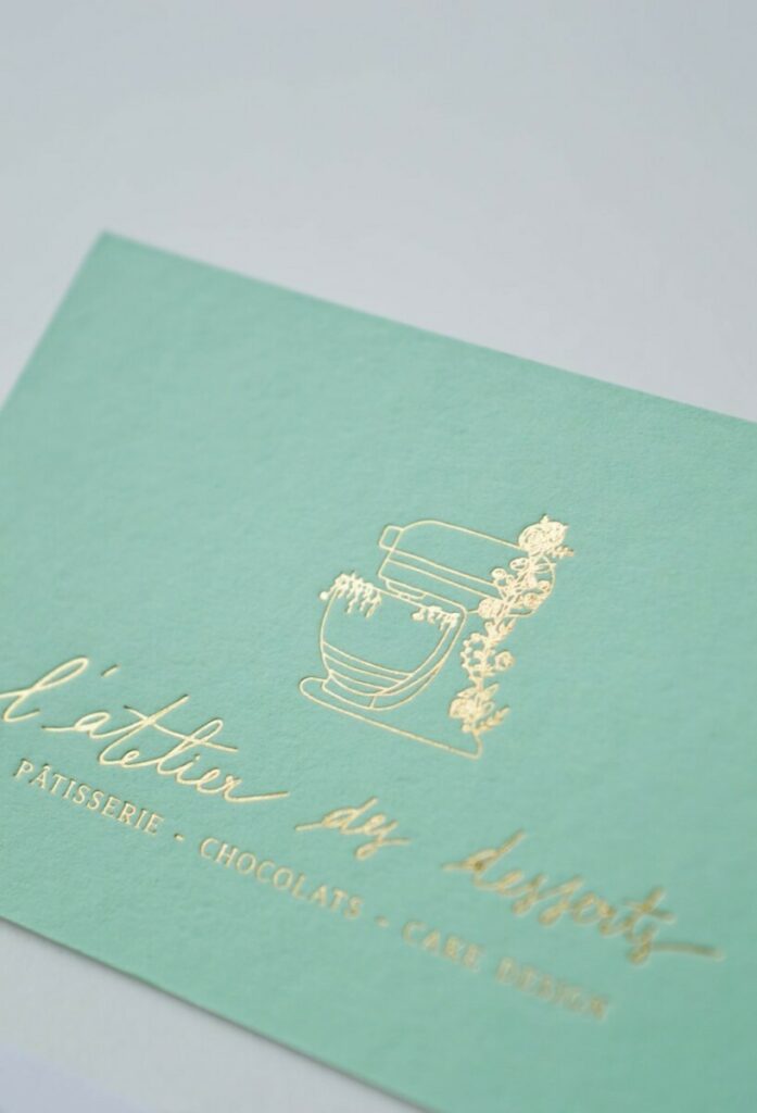 Carte de visite contre collées 650gr/m2 pour cake designer – Dorure à chaud  or brillant en débossage – Contre collage duplex Colorplan Park Green 350gr/m2 et Old mill premium white 300gr/m2