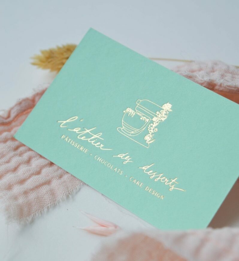 Carte de visite contre collées 650gr/m2 pour cake designer – Dorure à chaud  or brillant en débossage – Contre collage duplex Colorplan Park Green 350gr/m2 et Old mill premium white 300gr/m2