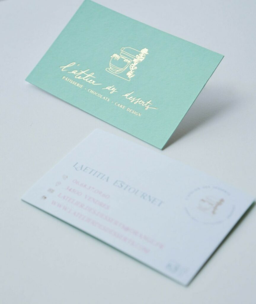 Carte de visite contre collées 650gr/m2 pour cake designer – Dorure à chaud  or brillant en débossage – Contre collage duplex Colorplan Park Green 350gr/m2 et Old mill premium white 300gr/m2