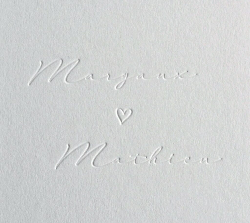 Faire-part de Mariage contre collé 600gr/m2 avec couverture calque en dorure à chaud or mat et débossage pur – Old Mill Premium White 300gr/m2