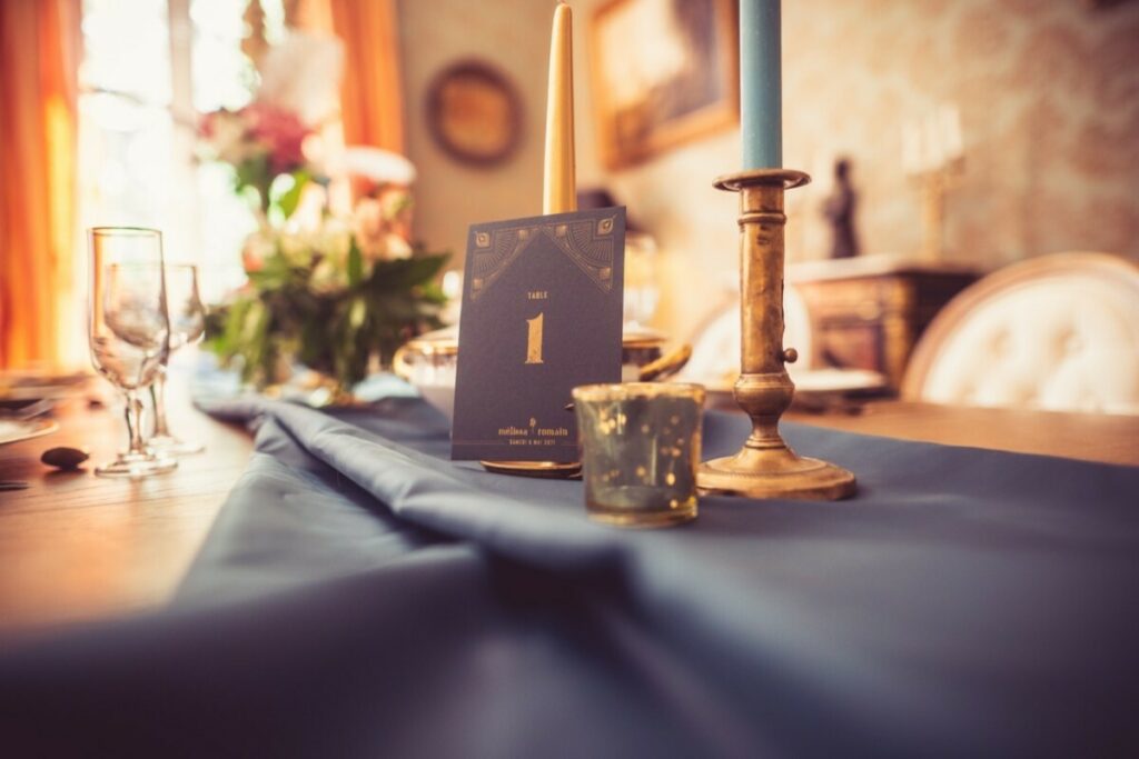 Numéro de table pour mariage sur le thème Peaky Blinders – Impression Pantone OR 871 sur Colorplan Racing Green 270/m2