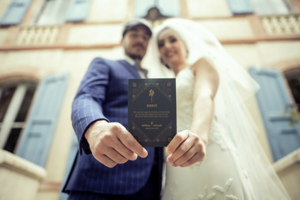 Faire-part contrecollé pour mariage sur le thème Peaky Blinders – Impression Pantone OR 871 sur Colorplan Racing Green 270/m2