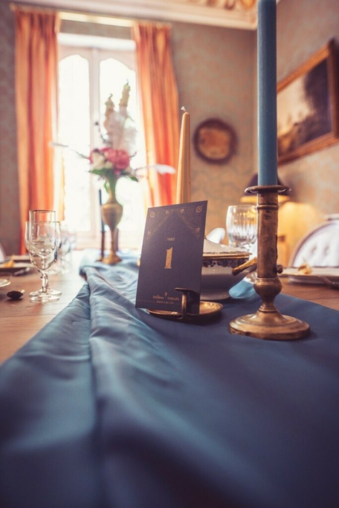 Numéro de table pour mariage sur le thème Peaky Blinders – Impression Pantone OR 871 sur Colorplan Racing Green 270/m2