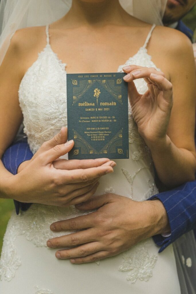 Faire-part contrecollé pour mariage sur le thème Peaky Blinders – Impression Pantone OR 871 sur Colorplan Racing Green 270/m2