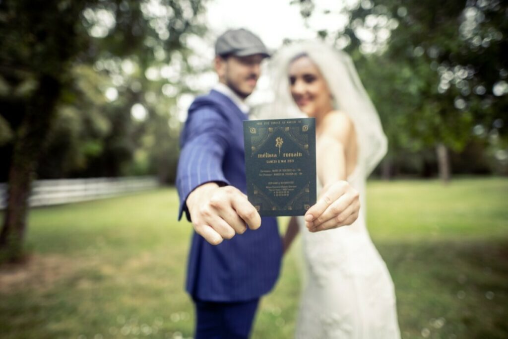 Faire-part contrecollé pour mariage sur le thème Peaky Blinders – Impression Pantone OR 871 sur Colorplan Racing Green 270/m2