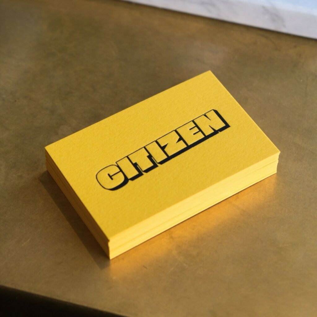 Cartes de visite jaune et noir pour Restaurant branché – Impression Offset noir et Letterpress avec foulage au verso – Colorplan citrine 350gr/m2