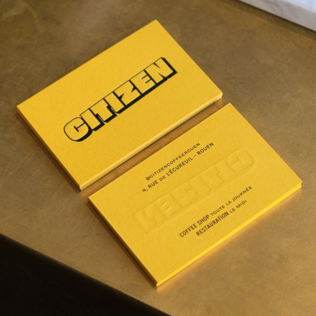 Cartes de visite jaune et noir pour Restaurant branché – Impression Offset noir et Letterpress avec foulage au verso – Colorplan citrine 350gr/m2