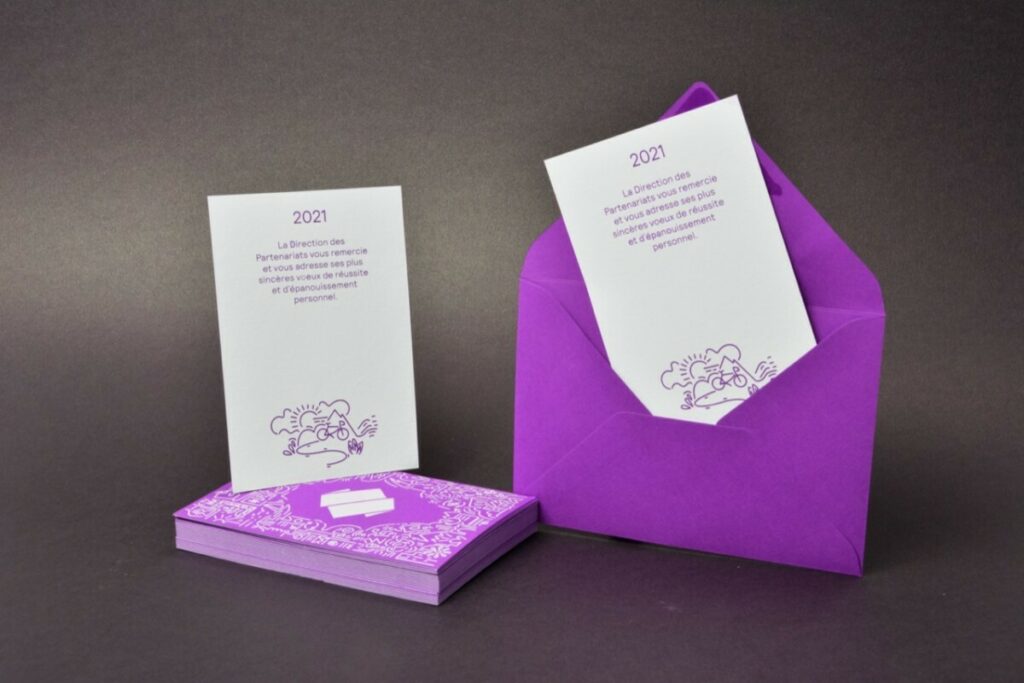 Cartes de voeux inspiration artiste Mr Doodle – Contre collage duplex Colorplan Purple et White Frost 540gr/m2 – Marquage a chaud blanc et enveloppes B6 patte pointue assortie impression numérique blanche