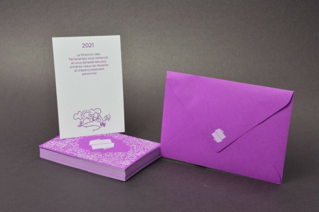 Cartes de voeux inspiration artiste Mr Doodle – Contre collage duplex Colorplan Purple et White Frost 540gr/m2 – Marquage a chaud blanc et enveloppes B6 patte pointue assortie impression numérique blanche