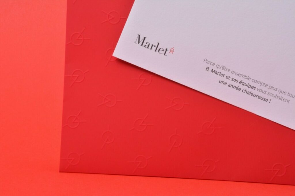 Carte de voeux 2021 haut de gamme avec dorure gablée en pointe de diamant bi couleur Noir et Rouge métal – Papier Pur coton cocaïne 350gr/m2 – Enveloppe sur mesure avec motifs en gaufrage