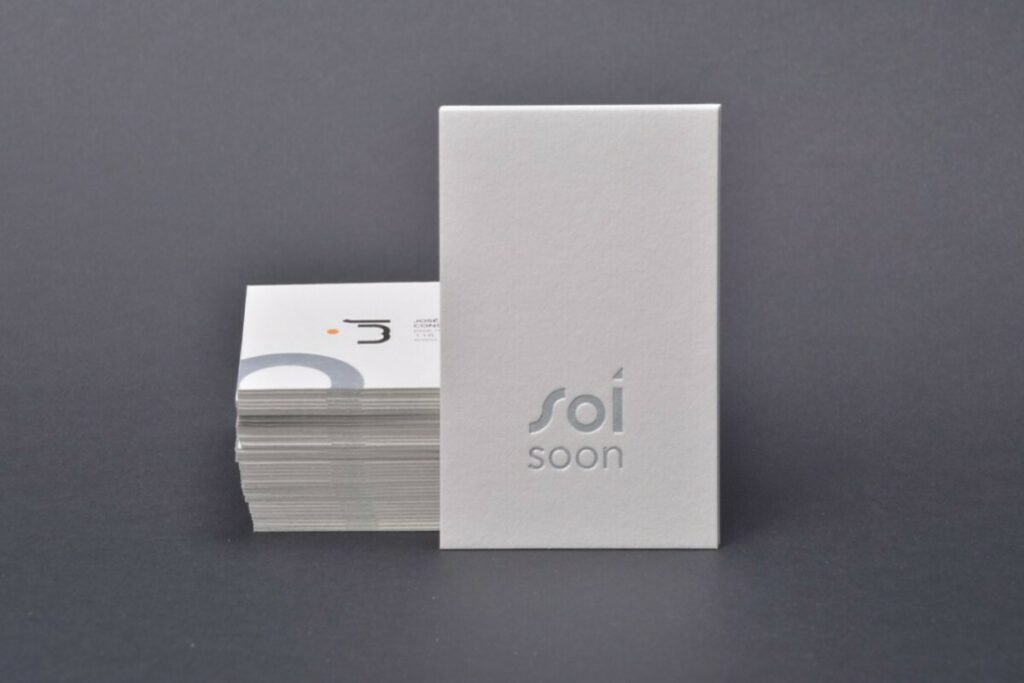 Cartes de visite contre collées duplex 540gr/m2 avec marquage à chaud argent mat et impression numérique – Colorplan Pale Grey