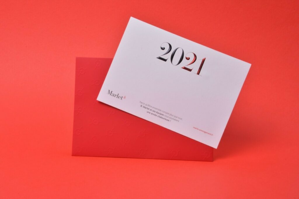 Carte de voeux 2021 haut de gamme avec dorure gablée en pointe de diamant bi couleur Noir et Rouge métal – Papier Pur coton cocaïne 350gr/m2 – Enveloppe sur mesure avec motifs en gaufrage