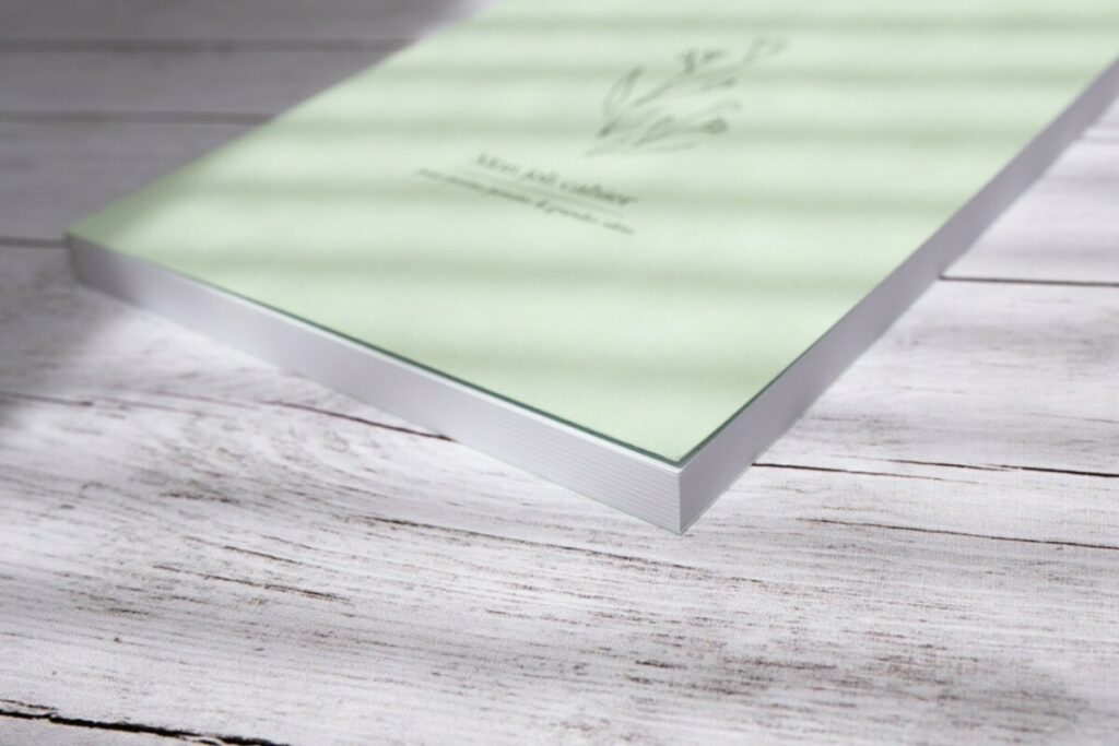Carnet de notes Illustratrice nature avec reliure dos carré collé – Couverture Colorplan Powder Green 270gr/m2 et pages en papier recyclé Nautilus superwhite