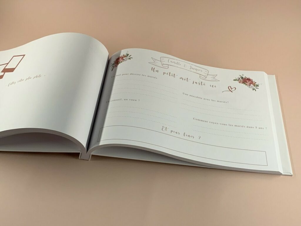 Livre d’or fleuri pour mariage avec couverture rembordée et reliure 3 vis laiton – format paysage