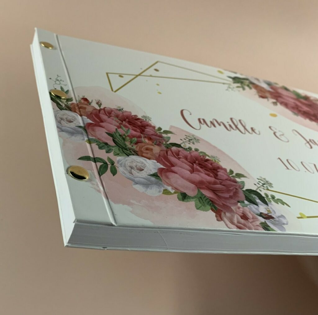 Livre d’or fleuri pour mariage avec couverture rembordée et reliure 3 vis laiton – format paysage