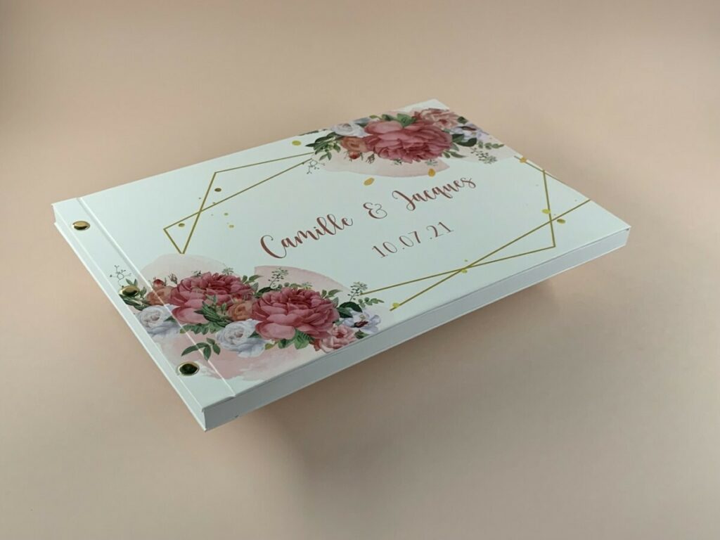 Livre d’or fleuri pour mariage avec couverture rembordée et reliure 3 vis laiton – format paysage