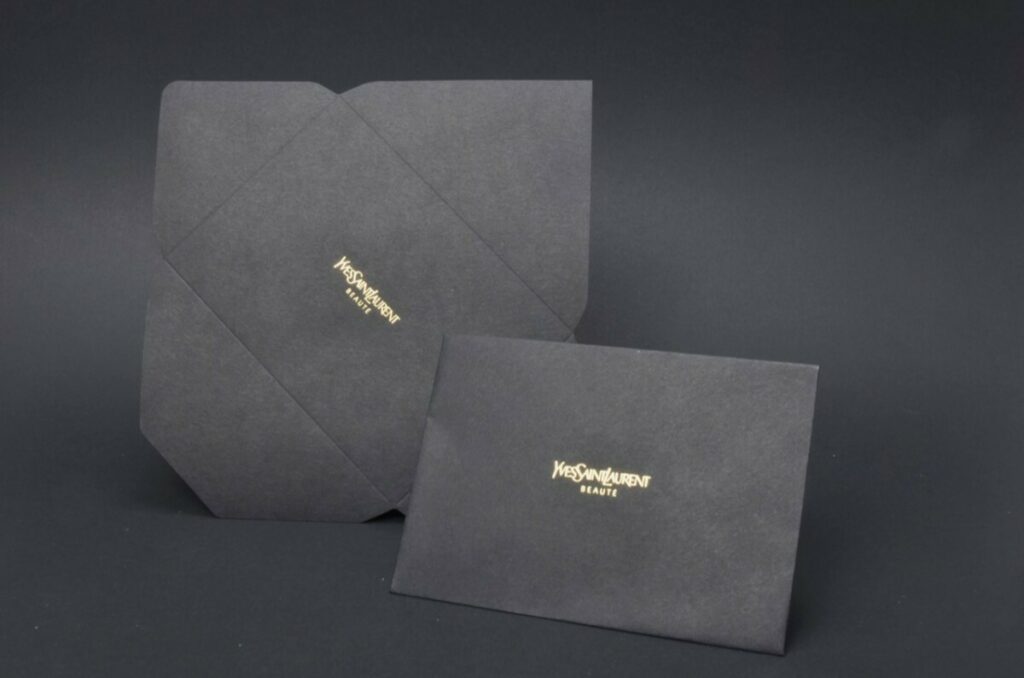 Enveloppes C6 noir luxe sur mesure avec patte pointue et marquage à chaud or brillant – Découpe à la forme