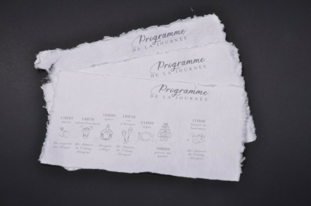 Faire-part de mariage sur papier coton recyclé fait main avec 4 bords frangés