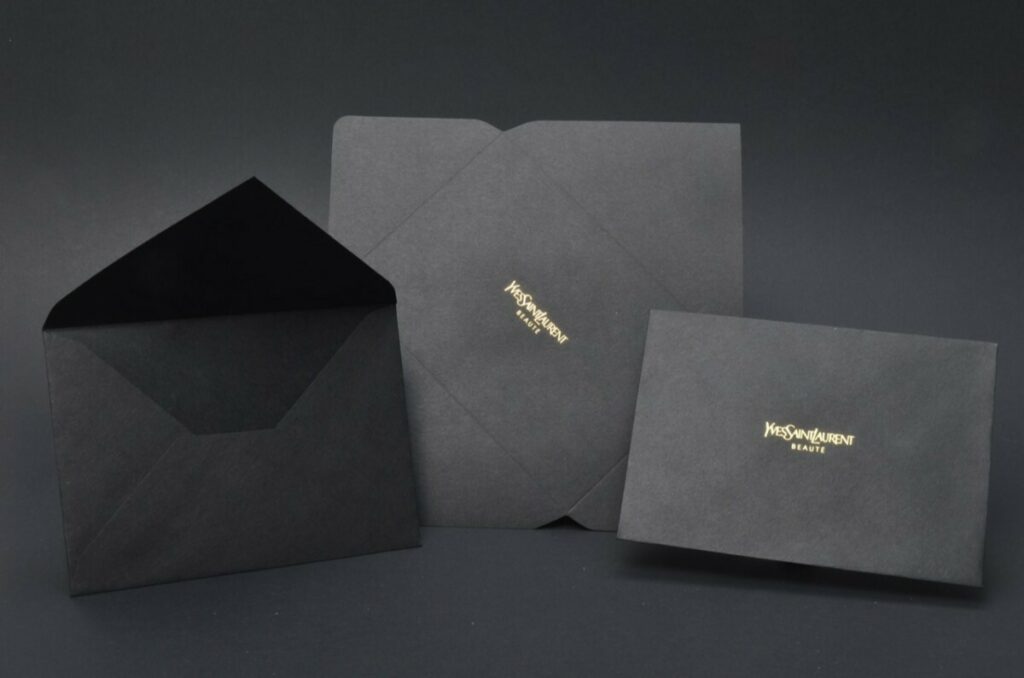 Enveloppes C6 noir luxe sur mesure avec patte pointue et marquage à chaud or brillant – Découpe à la forme