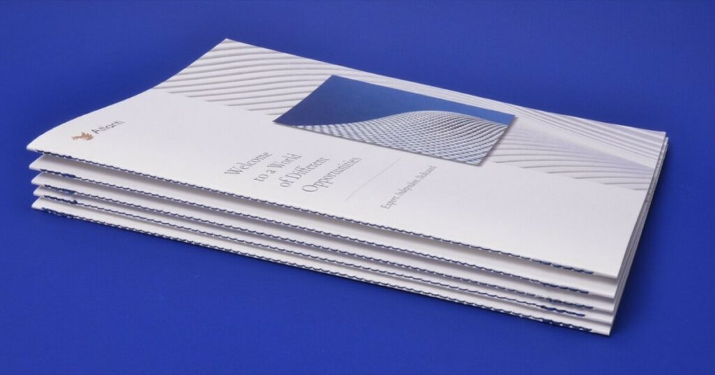 Brochure Promoteur en couture singer bi-couleur Bleu & Marron – Old Mill 300gr/m2 Premium Whitea