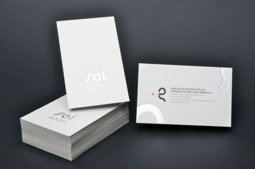 Cartes de visite contre collées duplex 540gr/m2 avec marquage à chaud argent mat et impression numérique – Colorplan Pale Grey