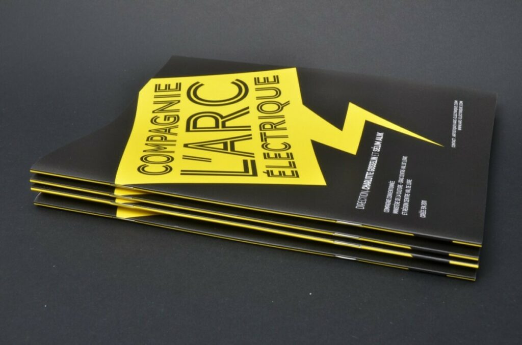 Brochure 2 piqûres métal Electrique pour Compagnie de Spectacle – Couché Mat et Pelliculage Mat