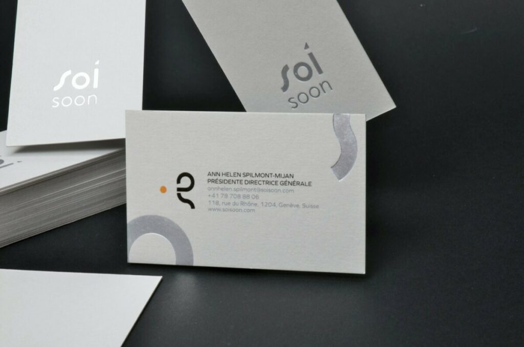 Cartes de visite contre collées duplex 540gr/m2 avec marquage à chaud argent mat et impression numérique – Colorplan Pale Grey