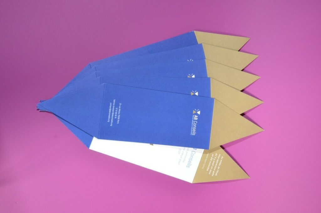 Carte de voeux Cabinet de conseil avec découpe triangle de précision – Pantone Bleu 072 et OR 872 – Découpe la la forme – Inuit Origine Blanc Glacier 400gr/m2