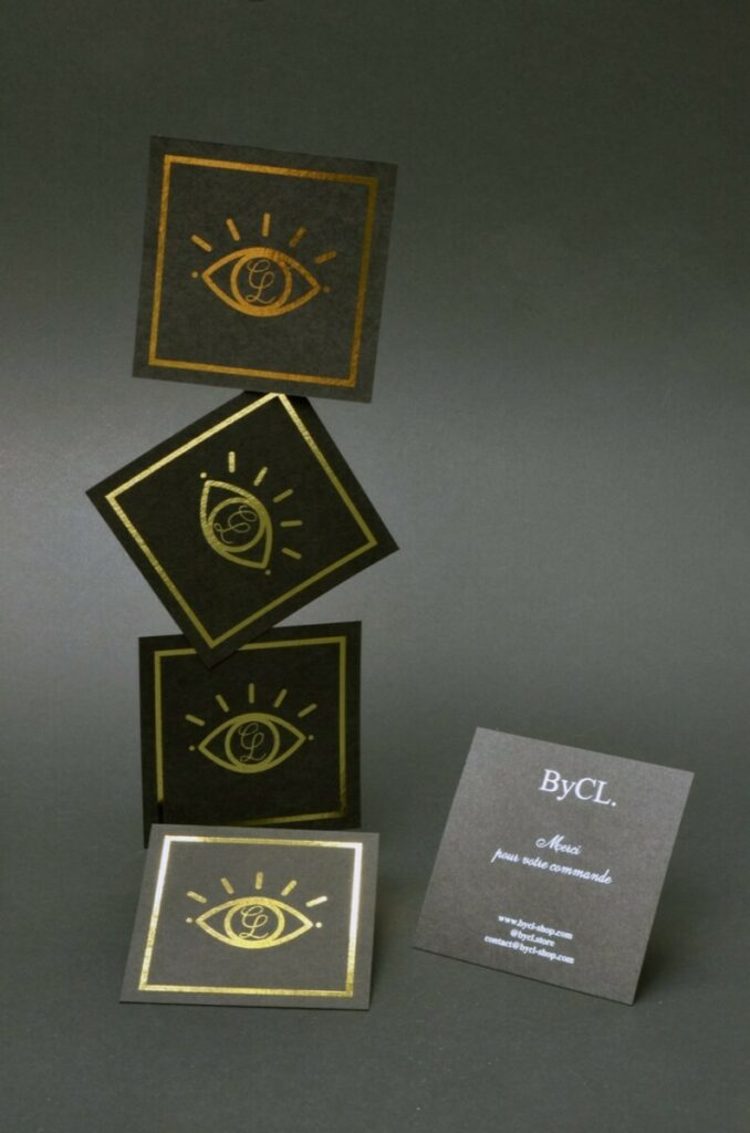 Cartes de visite carrée Fashion Design eco responsable – Impression numérique Blanche et Dorure numérique OR – Papier recyclé à base de goblets Gmund Extract Pitch 380gr/m2