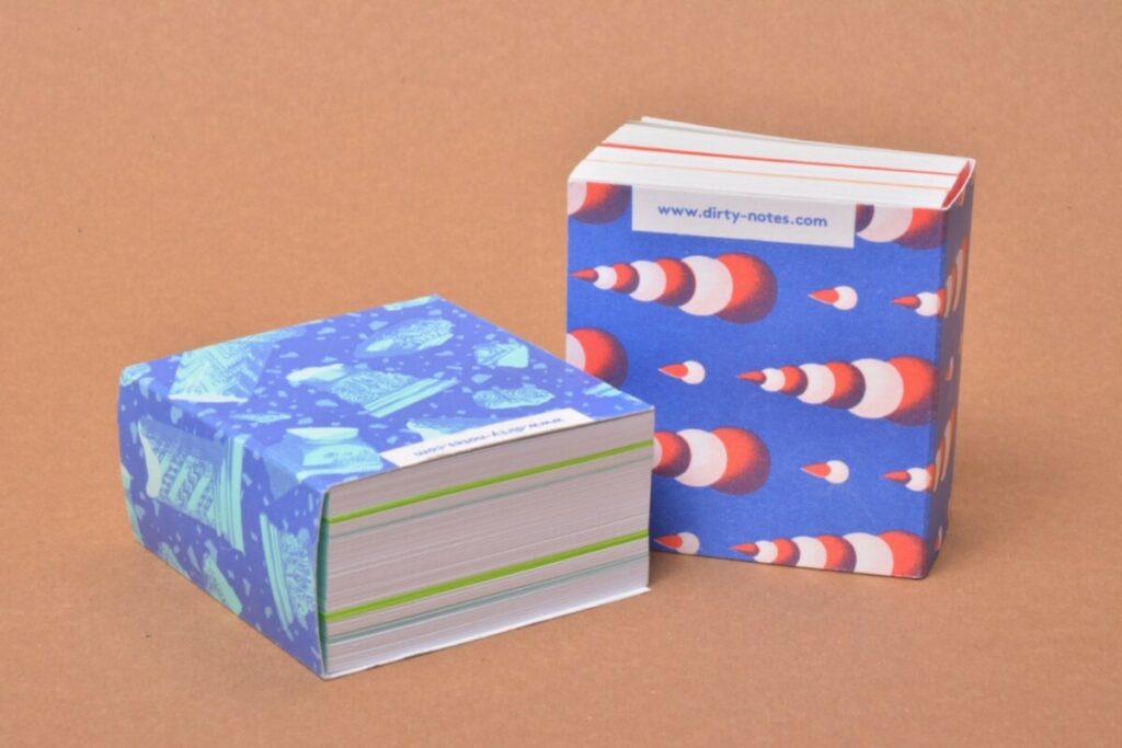 Petit Gros : Mini bloc notes avec 100% de papier recyclé – couverture enveloppante et collage en tête avec colle de colorée.