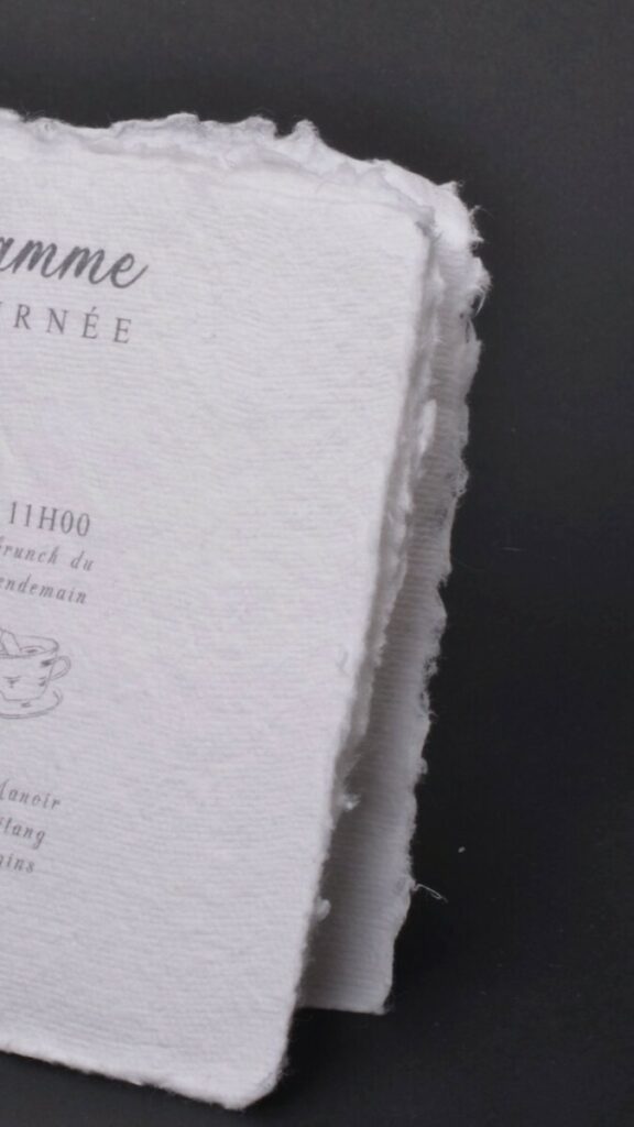 Faire-part de mariage sur papier coton recyclé fait main avec 4 bords frangés