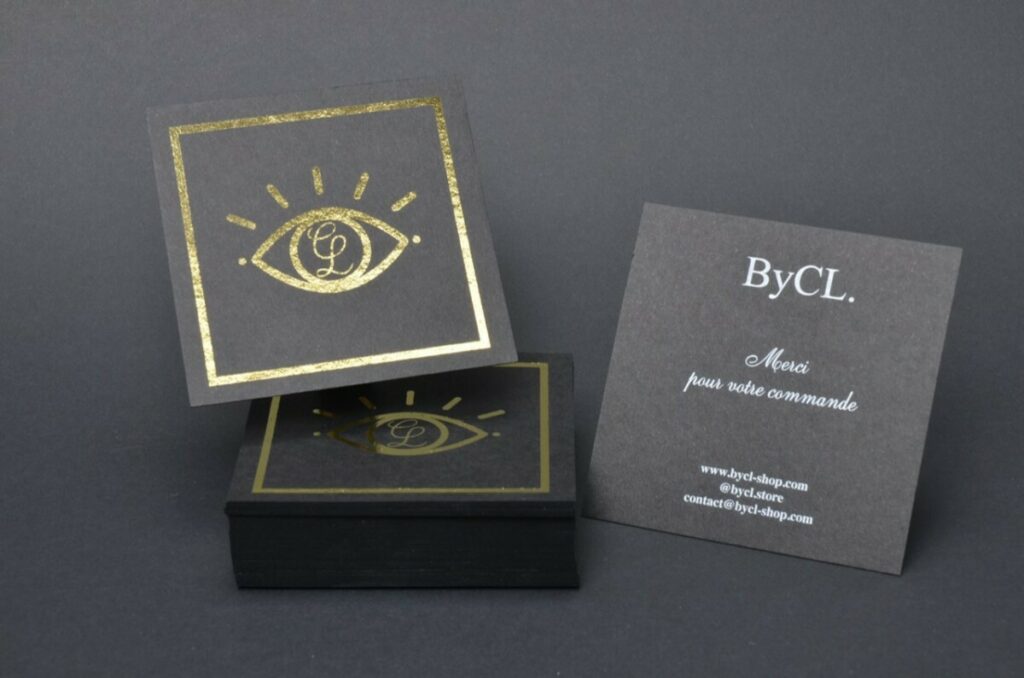 Cartes de visite carrée Fashion Design eco responsable – Impression numérique Blanche et Dorure numérique OR – Papier recyclé à base de goblets Gmund Extract Pitch 380gr/m2