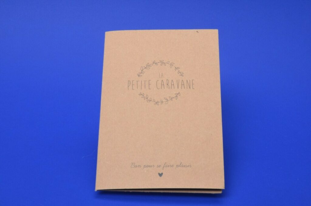 Pochette porte carte cadeau A6 avec un rabat triangle – Impression noir numérique et découpe laser sur Kraft naturel 350gr/m2