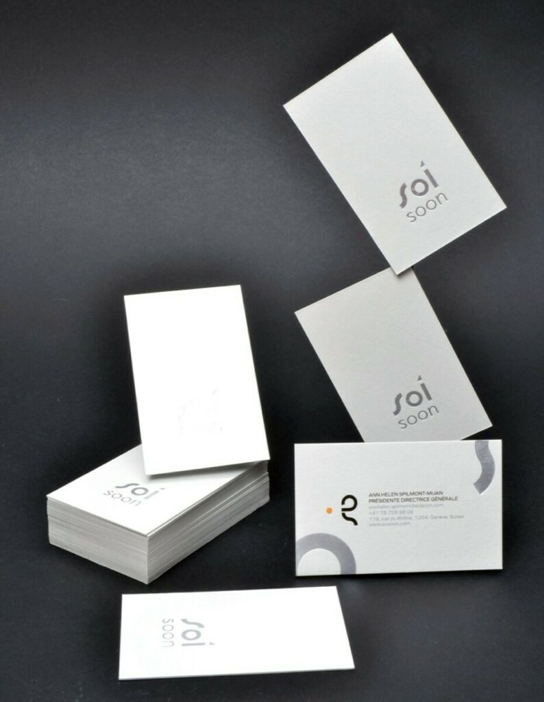 Cartes de visite contre collées duplex 540gr/m2 avec marquage à chaud argent mat et impression numérique – Colorplan Pale Grey