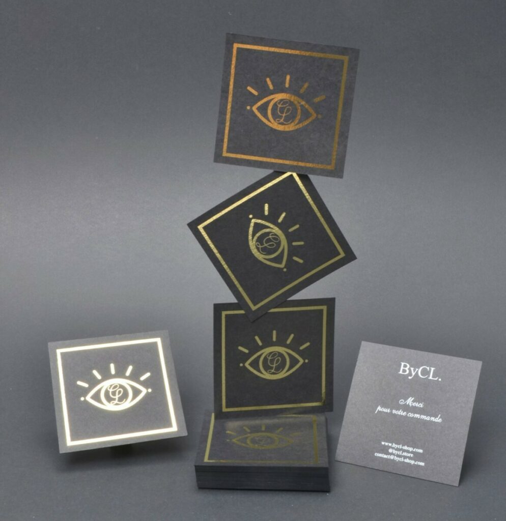 Cartes de visite carrée Fashion Design eco responsable – Impression numérique Blanche et Dorure numérique OR – Papier recyclé à base de goblets Gmund Extract Pitch 380gr/m2