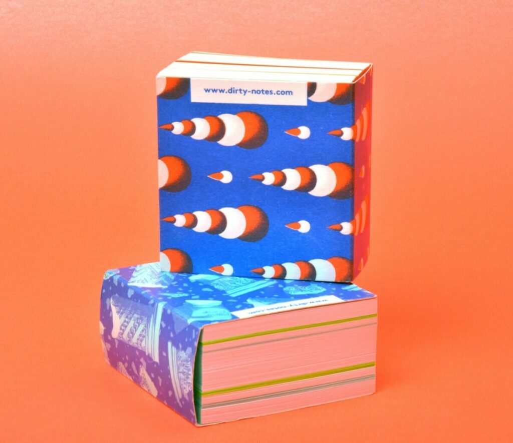 Petit Gros : Mini bloc notes avec 100% de papier recyclé – couverture enveloppante et collage en tête avec colle de colorée.