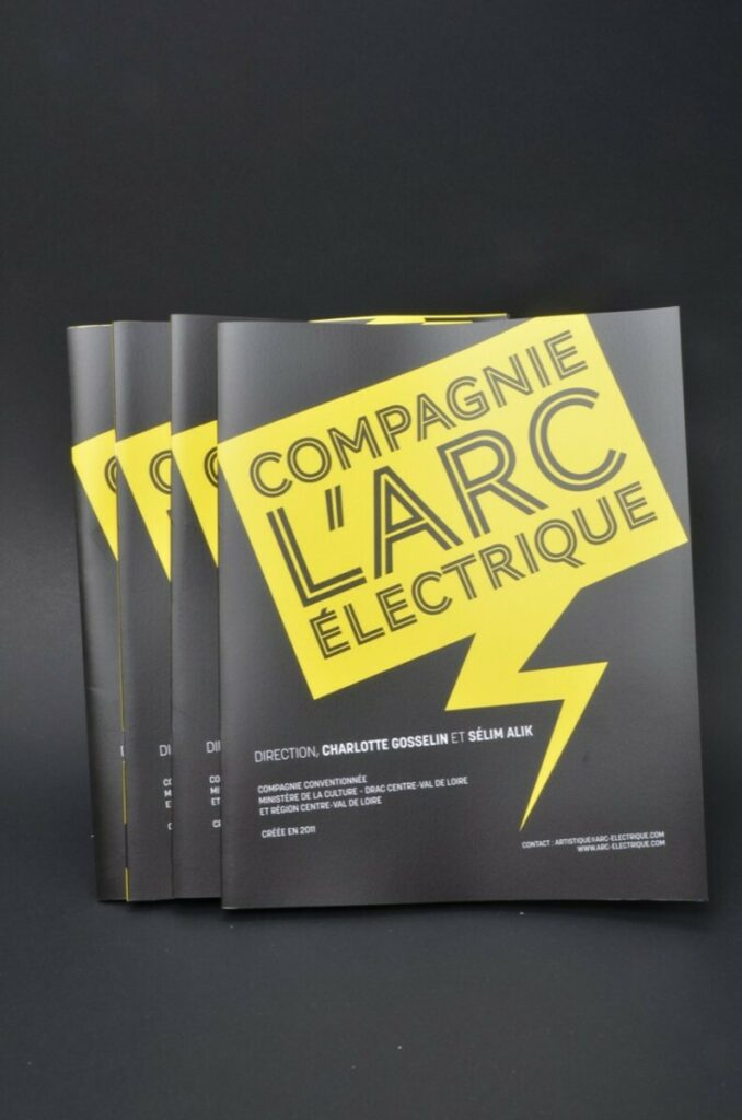 Brochure 2 piqûres métal Electrique pour Compagnie de Spectacle – Couché Mat et Pelliculage Mat