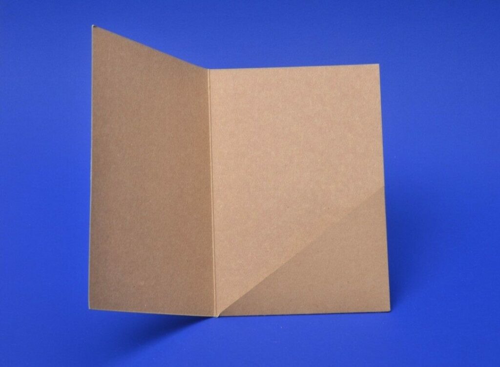 Pochette porte carte cadeau A6 avec un rabat triangle – Impression noir numérique et découpe laser sur Kraft naturel 350gr/m2
