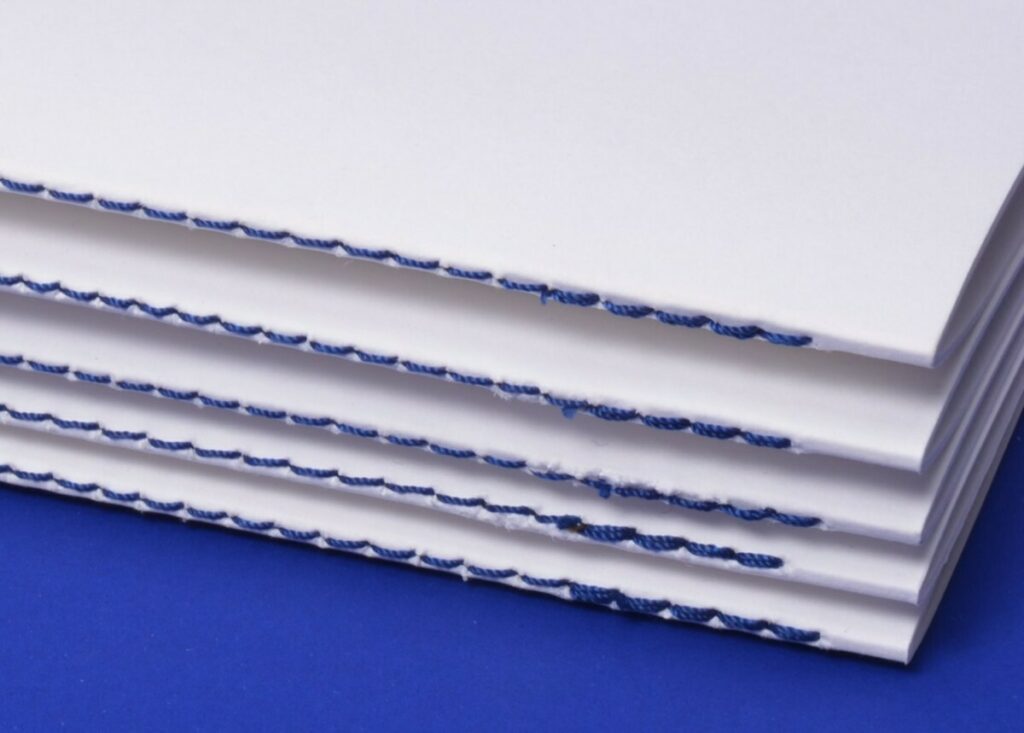 Brochure Promoteur en couture singer bi-couleur Bleu & Marron – Old Mill 300gr/m2 Premium Whitea