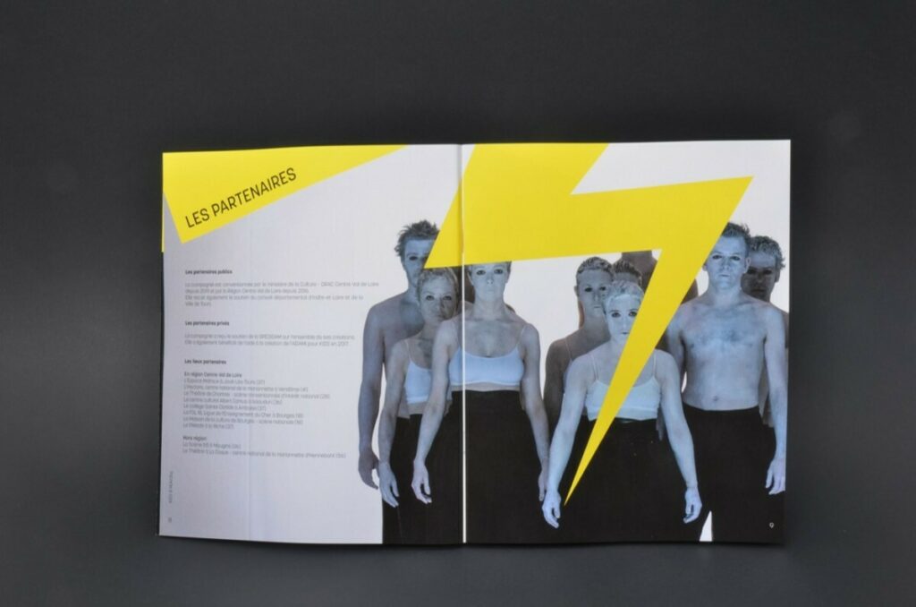 Brochure 2 piqûres métal Electrique pour Compagnie de Spectacle – Couché Mat et Pelliculage Mat