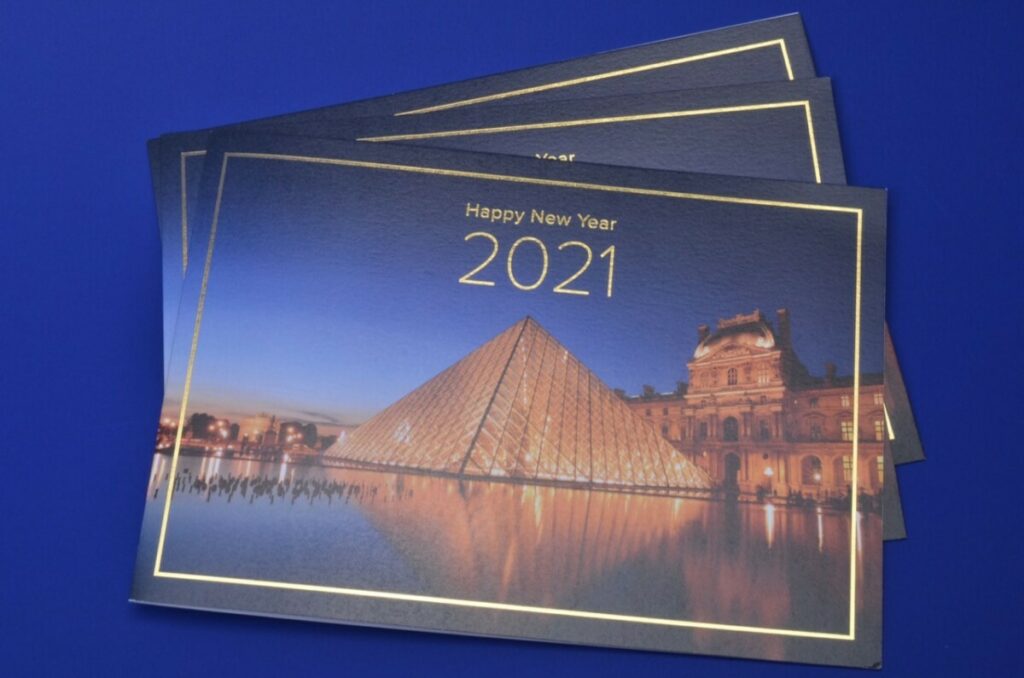 Carte de voeux Pyramide du Louvre – dépliant 4 pages paysage- Dorure à chaud OR brillante sur cadre tournant – Olin Regular pur blanc 400gr/m2