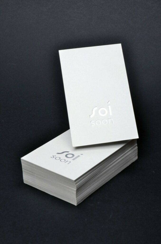 Cartes de visite contre collées duplex 540gr/m2 avec marquage à chaud argent mat et impression numérique – Colorplan Pale Grey