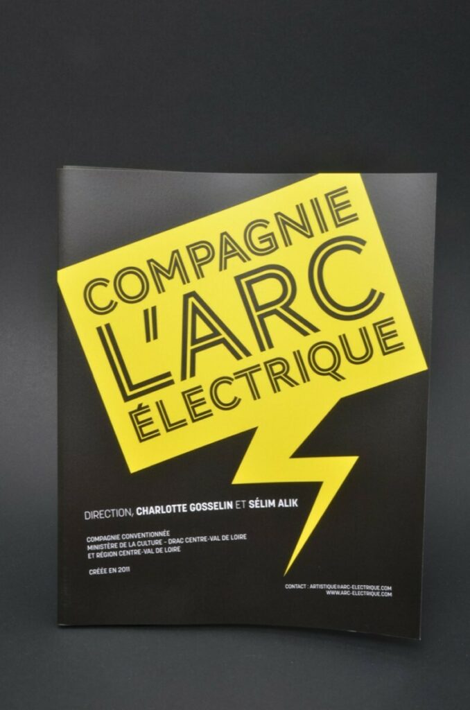 Brochure 2 piqûres métal Electrique pour Compagnie de Spectacle – Couché Mat et Pelliculage Mat