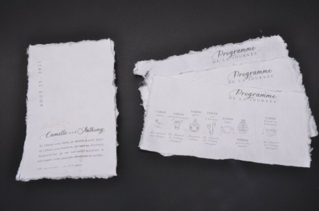 Faire-part de mariage sur papier coton recyclé fait main avec 4 bords frangés