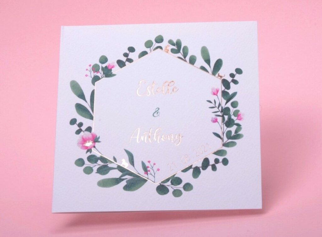 Faire-part de mariage couronne de fleur et petits animaux – Papier texturé Tintoretto Gesso 300gr/m2 – Dorure à chaud Or Rose