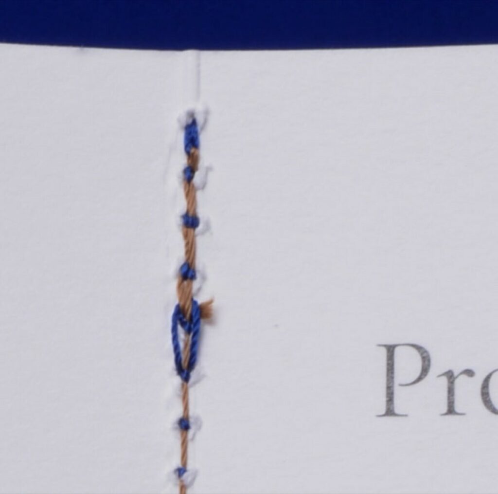 Brochure Promoteur en couture singer bi-couleur Bleu & Marron – Old Mill 300gr/m2 Premium Whitea