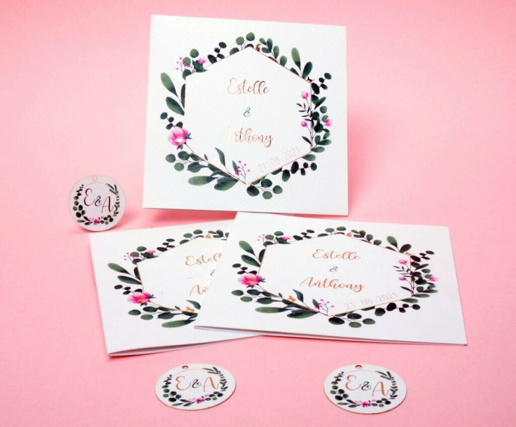 Faire-part de mariage couronne de fleur et petits animaux – Papier texturé Tintoretto Gesso 300gr/m2 – Dorure à chaud Or Rose