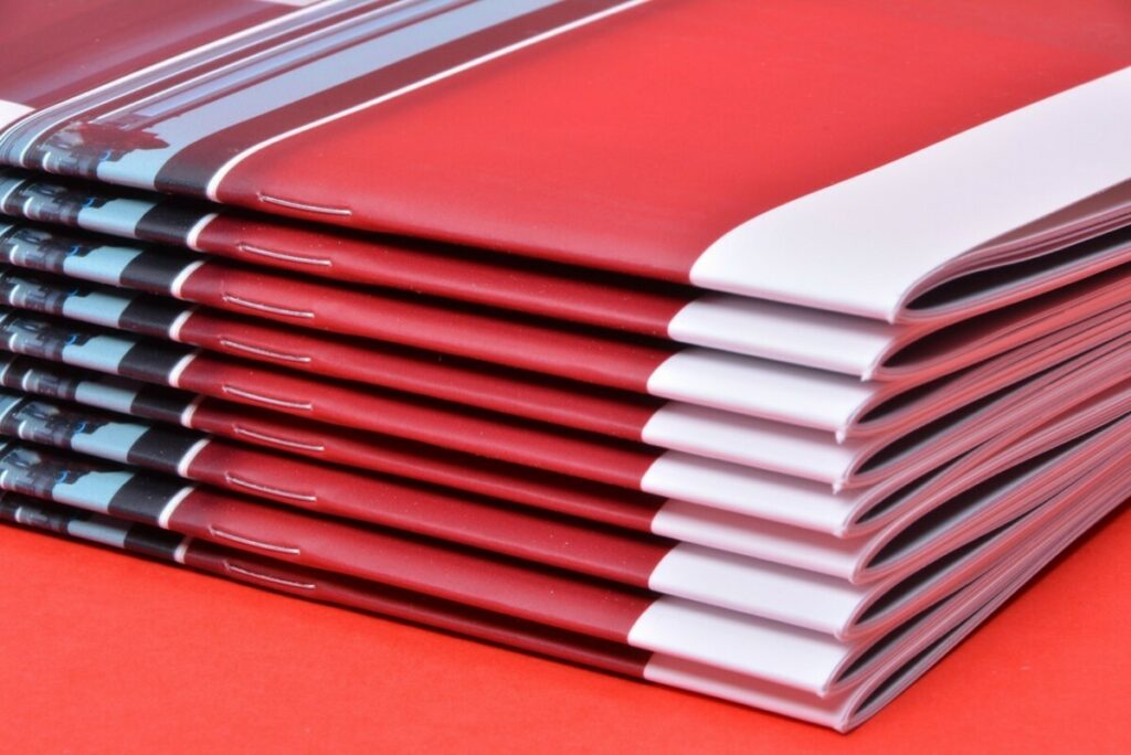 Brochure multilingues A4 2 pics métal avec pelliculage mat pour fabricant de machine de découpe laser