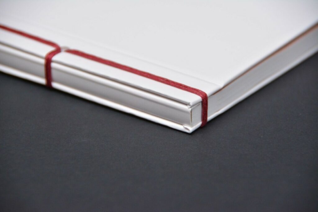 Book Bande dessinée pour projet de fin d’étude – Couverture rembordée rigide avec reliure Japonaise et pages pliées