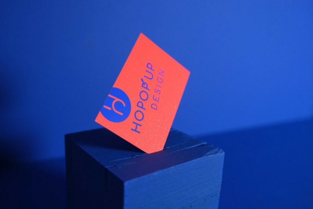 Cartes de Visite agence en marquage à chaud pigmentaire Bleu Mat 668 sur Gmund Action Electric Blood 430gr/m2